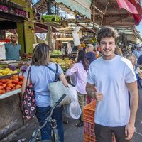 Miki Nuñez en un mercado de Tel Aviv antes de Eurovisión 2019