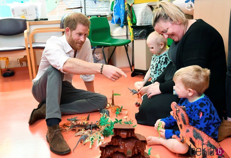 El Príncipe Harry visita el Hospital Infantil de Oxford