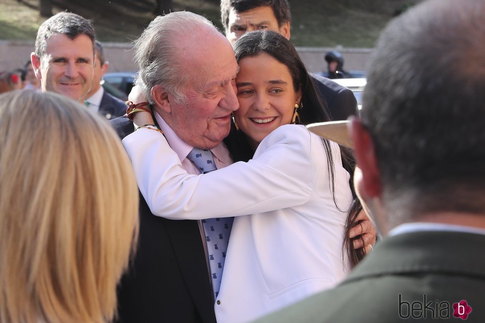 Victoria Federica abraza al Rey Juan Carlos