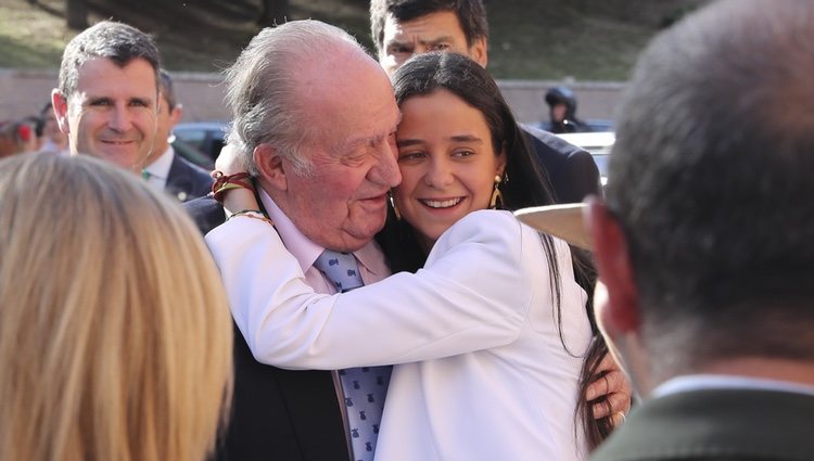 Victoria Federica abraza al Rey Juan Carlos