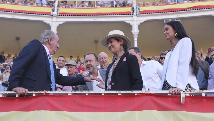 El Rey Juan Carlos I, la Infanta Elena y Victoria Federica en la corrida de San Isidro