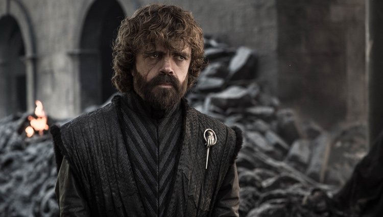 Tyrion Lannister pasea por Desembarco del Rey después de que la ciudad haya sido arrasada en el adelanto del último capítulo de 'Juego de Tronos'