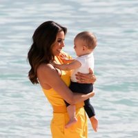 Eva Longoria juega con su hijo