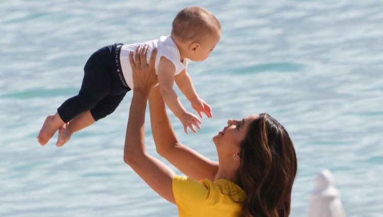 Eva Longoria todo sonrisas con su hijo Santiago