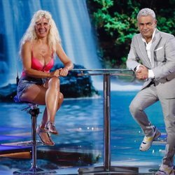 Jorge Javier Vázquez con Loli Álvarez en el plató de 'Supervivientes 2019'