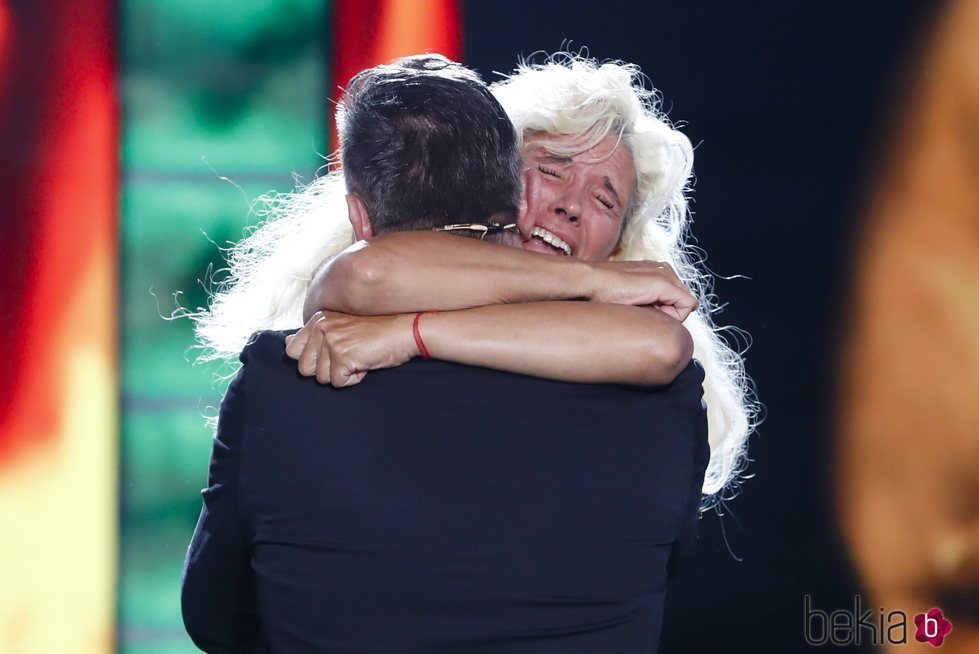 Loli Álvarez reencontrándose con su marido Roni a su vuelta de 'Supervivientes 2019'