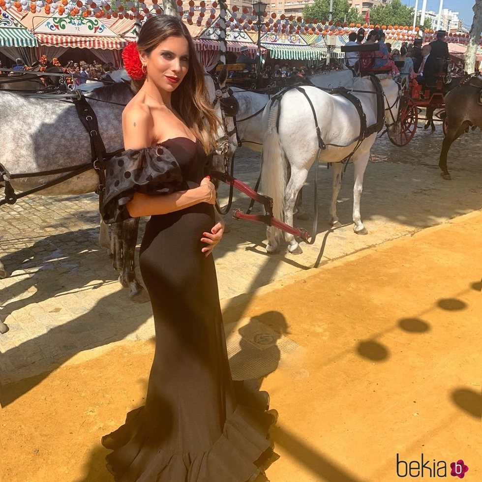 Melissa Jiménez en la Feria de Sevilla presumiendo de embarazo