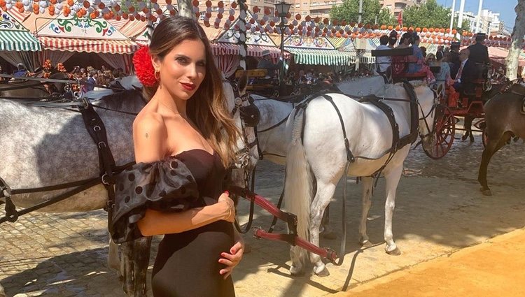 Melissa Jiménez en la Feria de Sevilla presumiendo de embarazo