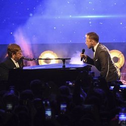 Elton John y Taron Egerton interpretando 'Rocketman' en el Festival de Cannes 2019