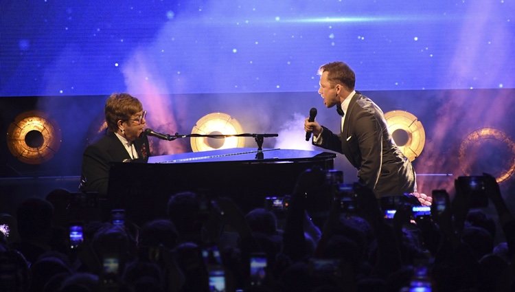 Elton John y Taron Egerton interpretando 'Rocketman' en el Festival de Cannes 2019