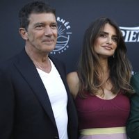 Penélope Cruz, Pedro Almodóvar y Antonio Banderas posando en el Festival de Cannes 2019