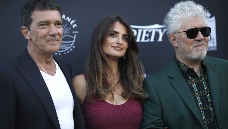 Penélope Cruz, Pedro Almodóvar y Antonio Banderas posando en el Festival de Cannes 2019