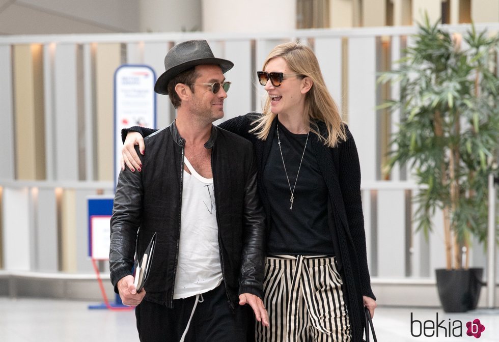 Jude Law y Phillipa Coan en el aeropuerto de Londres