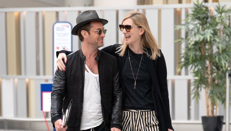 Jude Law y Phillipa Coan en el aeropuerto de Londres