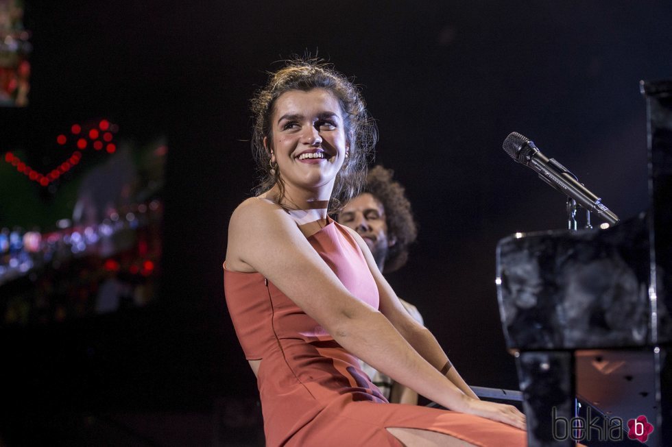 Amaia actuando en Los 40 Primavera Pop 2019