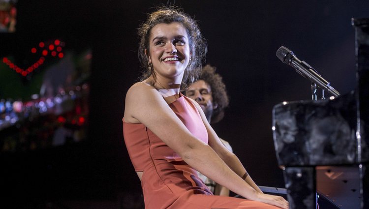 Amaia actuando en Los 40 Primavera Pop 2019