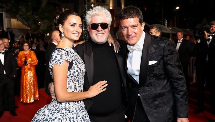 Pedro Almodóvar, Antonio Banderas y Penélope Cruz en presentación de 'Dolor y Goria' en el Festival de Cannes