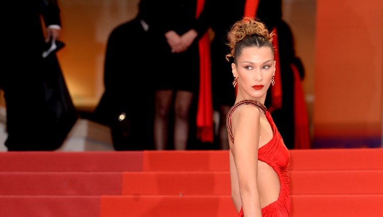 Bella Hadid en la alfombra roja de 'Dolor y Gloria' en el Festival de Cannes