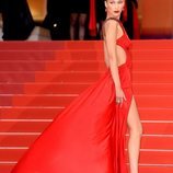 Bella Hadid en la alfombra roja de 'Dolor y Gloria' en el Festival de Cannes