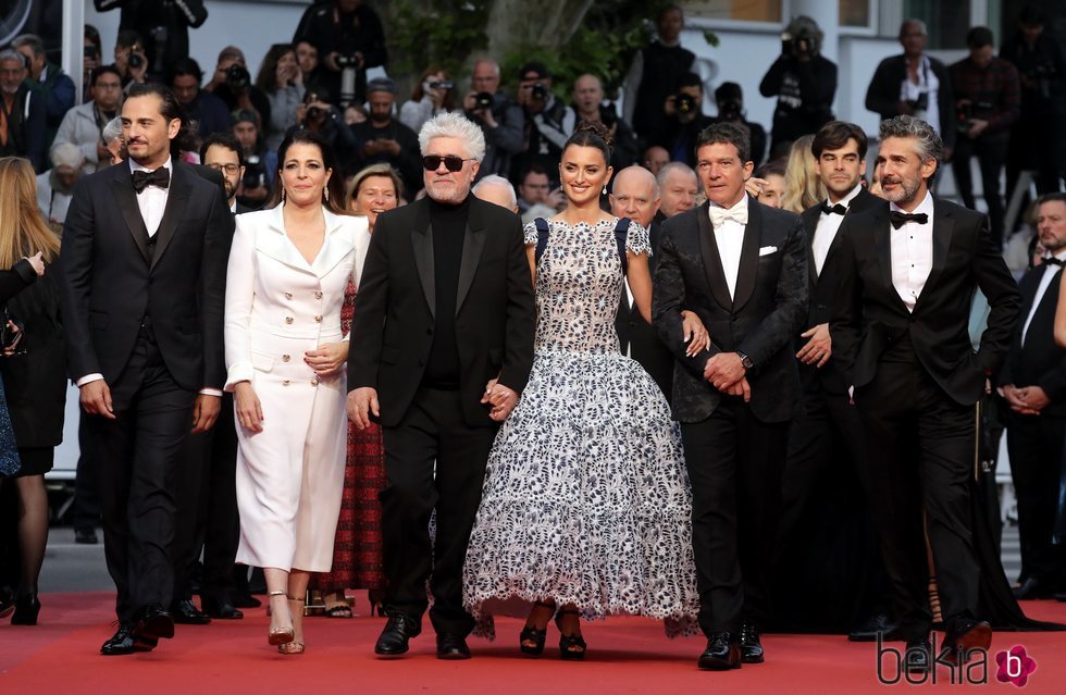 Pedro Almodóvar con los actores de 'Dolor y Gloria' en el Festival de Cannes