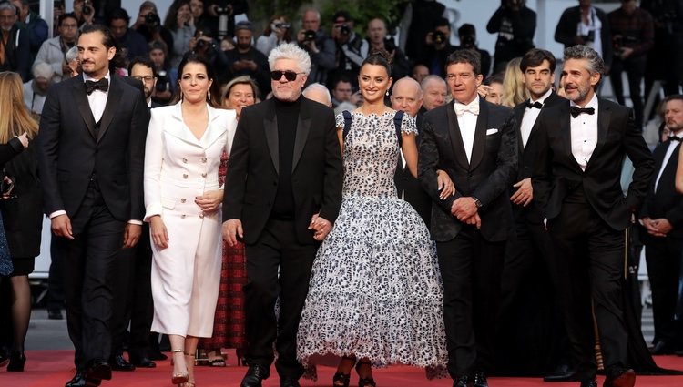 Pedro Almodóvar con los actores de 'Dolor y Gloria' en el Festival de Cannes