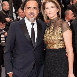 Alejandro Gonzalez Iñárritu y Maria Eladia Hagerman en la presentación de 'Dolor y Gloria' en Cannes