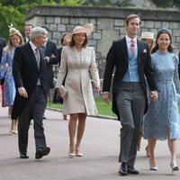 Pippa Middleton y James Matthews, Michael y Carole Middleton y James Middleton y Alizee Thevenet en la boda de Lady Gabriella Windsor y Thomas Kingston