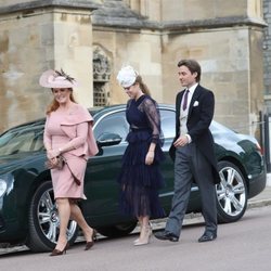 Sarah Ferguson, Beatriz de York y Edoardo Mapelli Mozzi en la boda de Lady Gabriella Windsor y Thomas Kingston