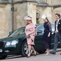 Sarah Ferguson, Beatriz de York y Edoardo Mapelli Mozzi en la boda de Lady Gabriella Windsor y Thomas Kingston