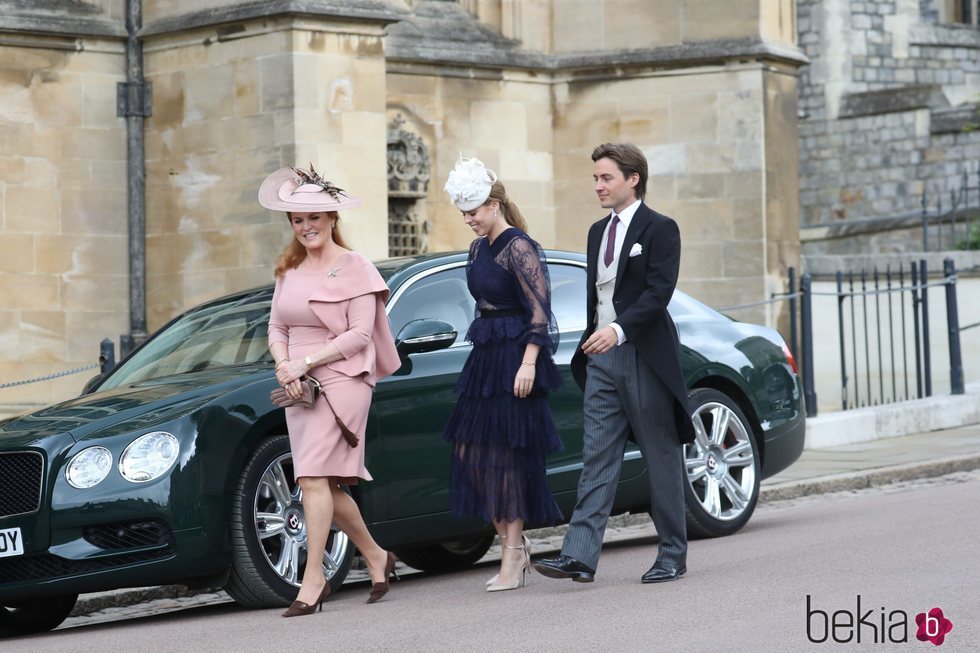 Sarah Ferguson, Beatriz de York y Edoardo Mapelli Mozzi en la boda de Lady Gabriella Windsor y Thomas Kingston