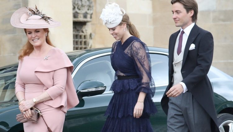 Sarah Ferguson, Beatriz de York y Edoardo Mapelli Mozzi en la boda de Lady Gabriella Windsor y Thomas Kingston