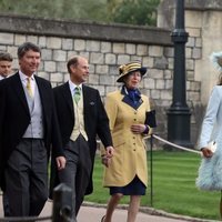 Sir Timothy Laurence, el Príncipe Eduardo, la Princesa Ana, Sophie Winkleman y el Príncipe Harry en la boda de Lady Gabriella Windsor y Thomas Kingston