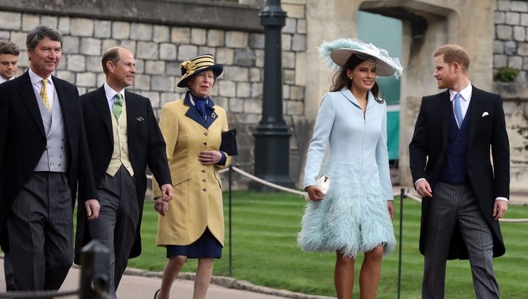 Sir Timothy Laurence, el Príncipe Eduardo, la Princesa Ana, Sophie Winkleman y el Príncipe Harry en la boda de Lady Gabriella Windsor y Thomas Kingston