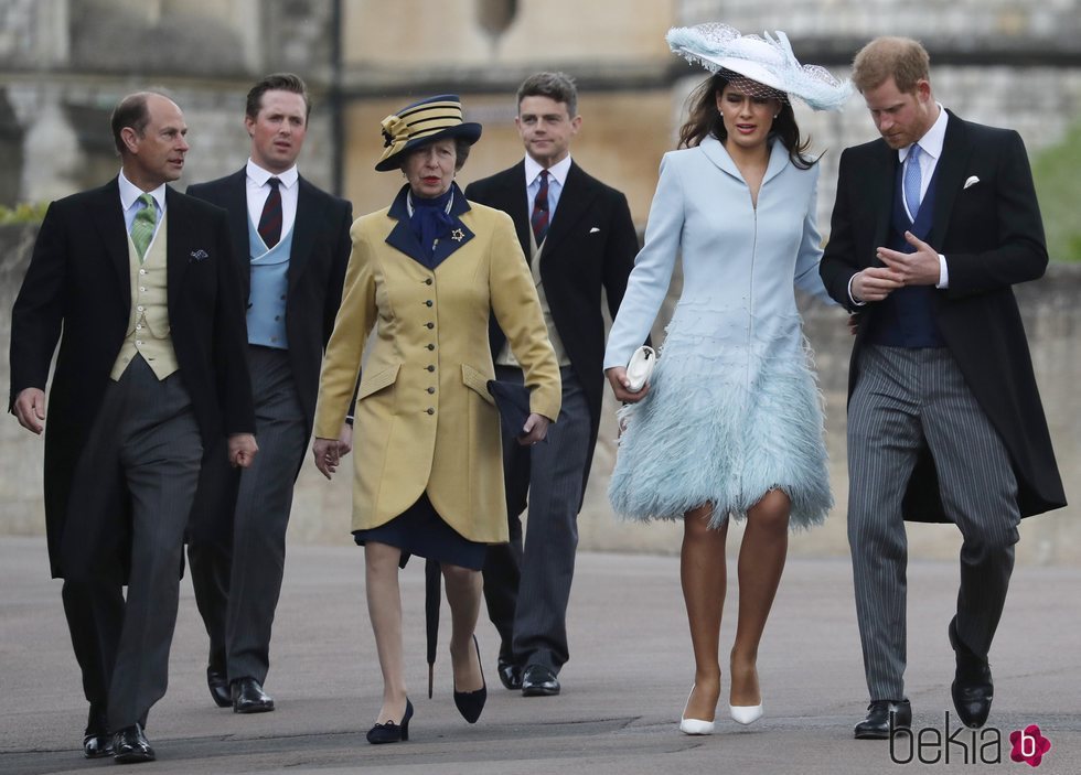 Sophie Winkleman y el Príncipe Harry junto al Príncipe Eduardo, la Princesa Ana y Timothy Laurence en la boda de Lady Gabriella Windsor y Thomas Kingston