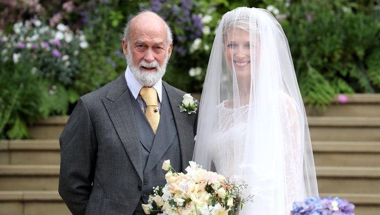 Lady Gabriella Windsor con su padre el Príncipe Michael de Kent en su boda con Thomas Kingston