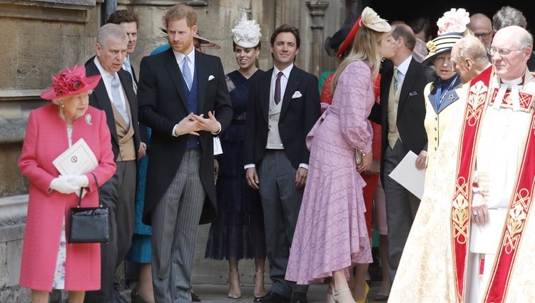 La Reina Isabel, el Duque de York, el Príncipe Harry, Beatriz de York y Edoardo Mapelli Mozzi en la boda de Lady Gabriella Windsor y Thomas Kingston