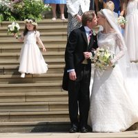 Lady Gabriella Windsor y Thomas Kingston dándose un beso en su boda