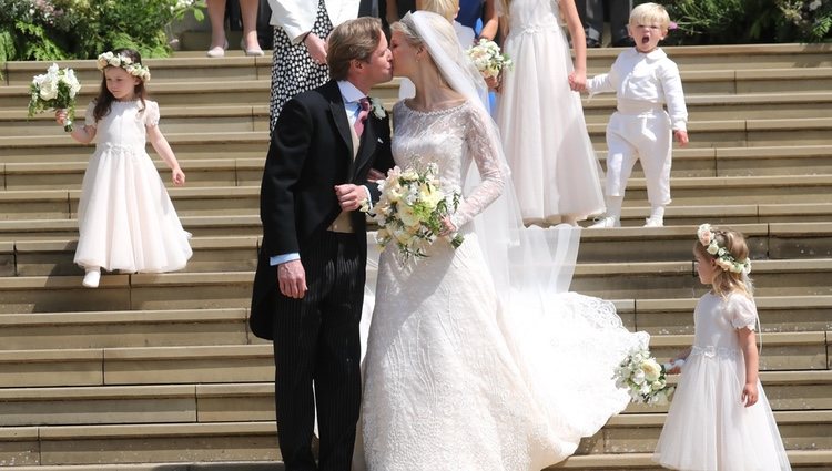 Lady Gabriella Windsor y Thomas Kingston dándose un beso en su boda