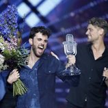 Duncan Laurence recoge el trofeo tras ganar Eurovisión 2019