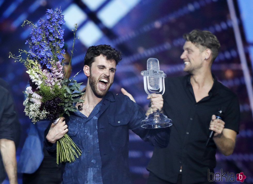 Duncan Laurence recoge el trofeo tras ganar Eurovisión 2019