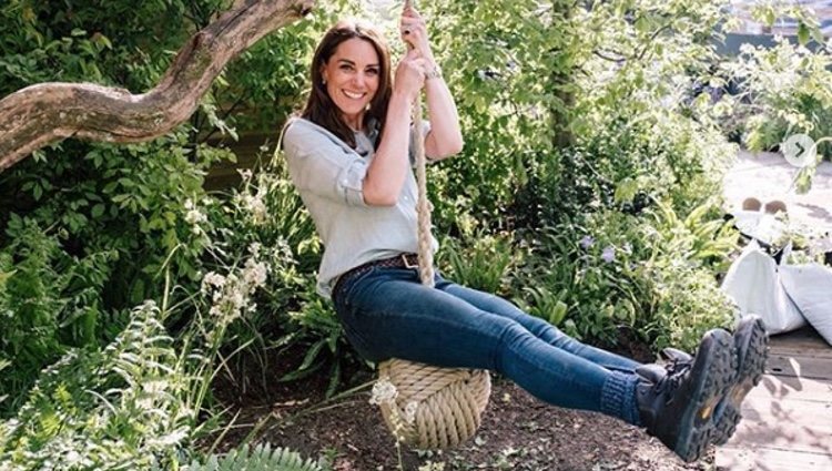 Kate Middleton subida a un columpio por el proyecto RHS Back To Nature Garden