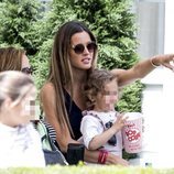 Malena Costa con su hija en el CSI Longines de Madrid 2019