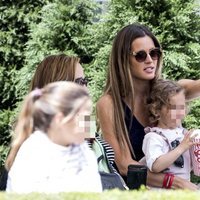 Malena Costa con su hija en el CSI Longines de Madrid 2019