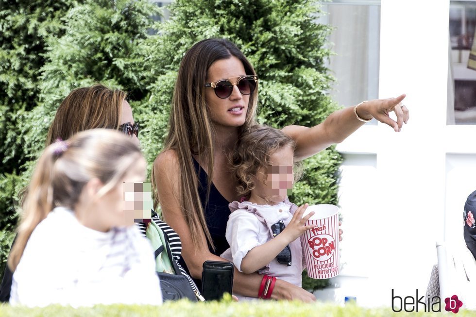 Malena Costa con su hija en el CSI Longines de Madrid 2019