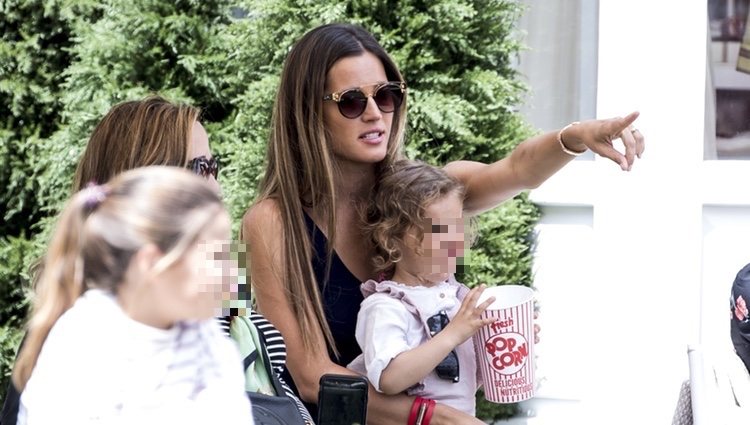 Malena Costa con su hija en el CSI Longines de Madrid 2019