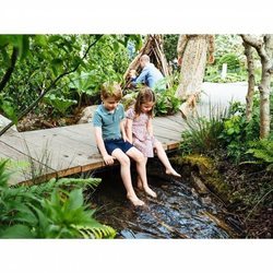 El Príncipe Jorge y la Princesa Carlota en el jardín de Chelsea Flower Show 2019