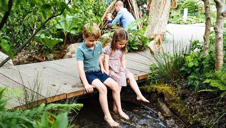 El Príncipe Jorge y la Princesa Carlota en el jardín de Chelsea Flower Show 2019