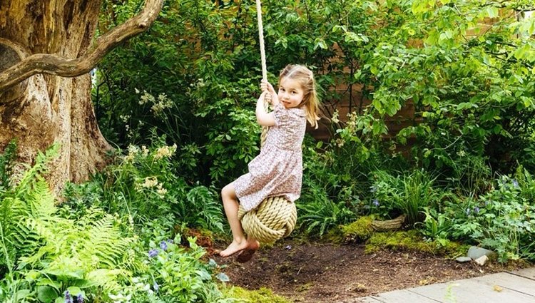 La Princesa Carlota se columpia en el jardín de Chelsea Flower Show 2019