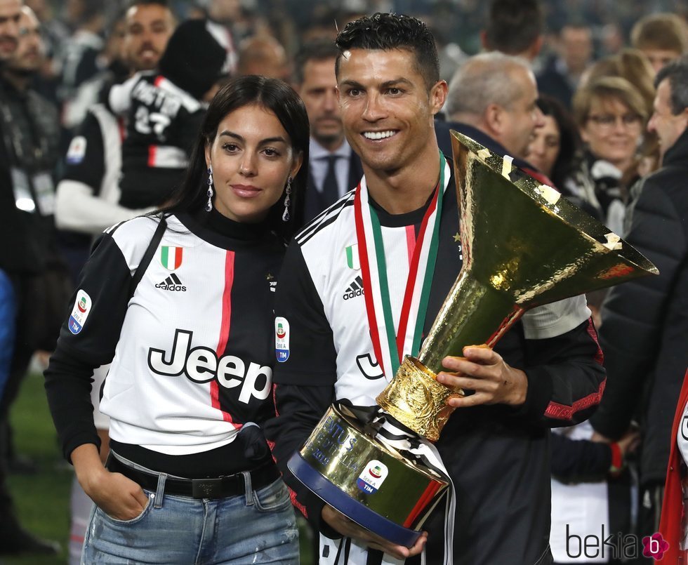 Cristiano Ronaldo celebrando la victoria de la Juventus con Georgina Rodríguez