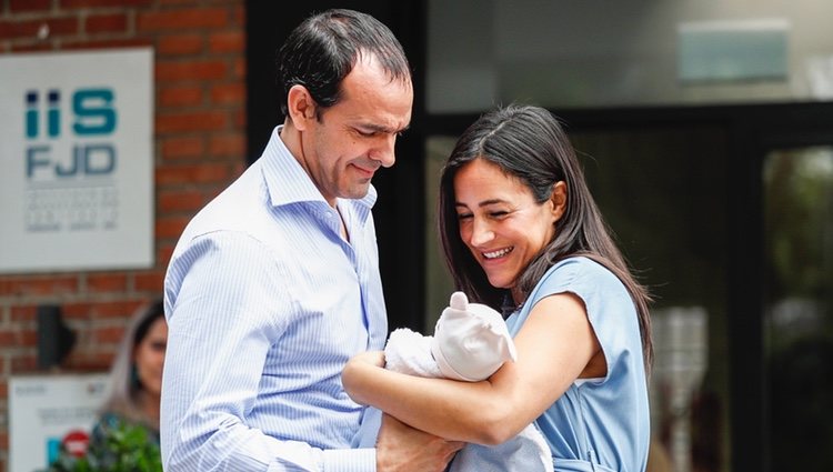 Begoña Villacís y Antonio Suárez-Valdés presentan a su hija Inés